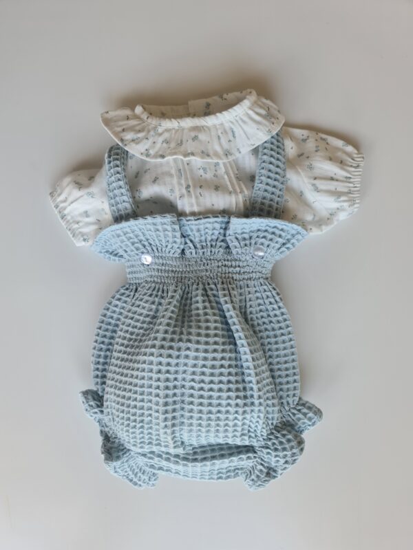 Conjunto dos piezas florcitas celeste