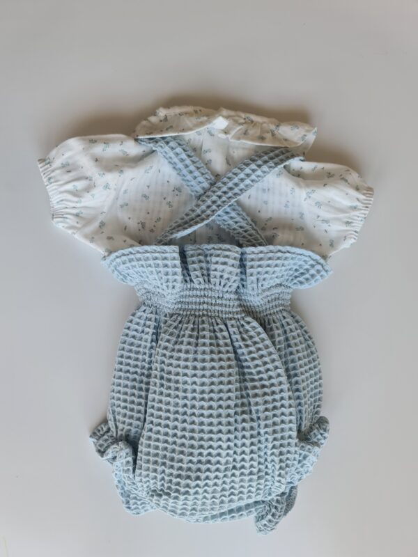 Conjunto dos piezas florcitas celeste - Imagen 3