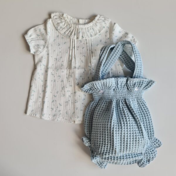 Conjunto dos piezas florcitas celeste - Imagen 2